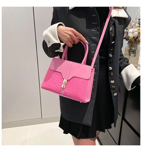 Sac bandoulière rose avec contraste cuir lisse et détails de texture crocodile