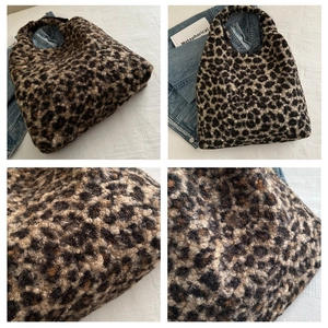 Gros plan sur le tissu pelucheux léopard et la texture du sac fourre-tout tendance