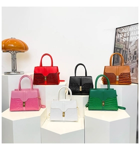 Mini sacs bandoulière colorés en cuir lisse et crocodile avec fermoirs dorés