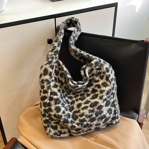 Chic oversized leopard print tote bag in soft plush faux fur for autumn winter fashion