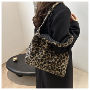 Gros plan du sac fourre-tout en peluche léopard montrant la texture douce de la fourrure