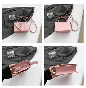Vue détaillée du mini sac rose avec texture en tweed et boucle en métal doré