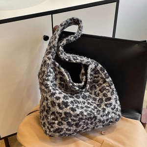 Large leopard print plush tote bag with a soft faux fur finish for women's autumn style