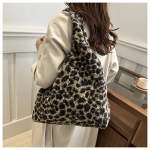 Détail de la texture en peluche douce et du motif léopard du grand sac fourre-tout chic