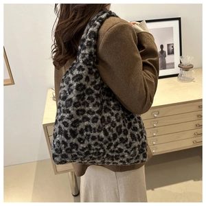 Détail de la texture en peluche léopard du sac cabas et de la bandoulière large