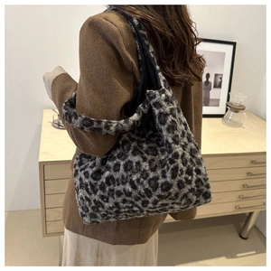 Vue latérale d'un grand sac cabas en peluche léopard avec une texture épaisse en fausse fourrure