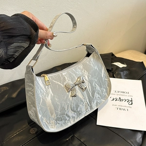 Borsa hobo argento effetto stropicciato con farfalla in metallo per un look trendy