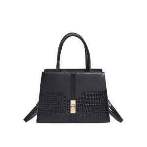 Sac à main chic noir avec texture pierre, fermoir doré et bandoulière amovible élégante