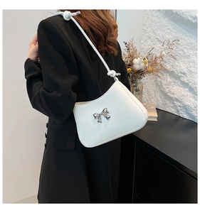 Sac sous le bras blanc avec nœud en métal argenté et détail de bandoulière nouée