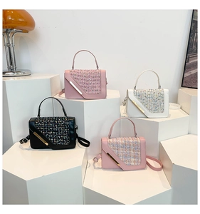 Sacs à main chic en similicuir et tweed patchwork présentés sur des supports blancs