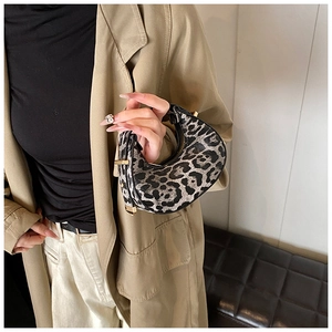 Detailansicht der sichelförmigen Tasche mit Leopardenmuster und Metallverschluss