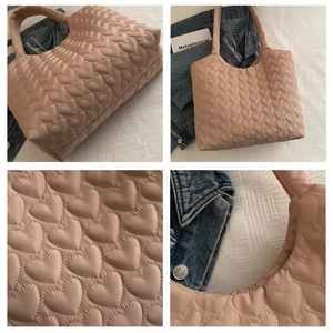 Detailansicht der herzförmigen Steppung und weichen Textur der rosa Shopper-Tasche