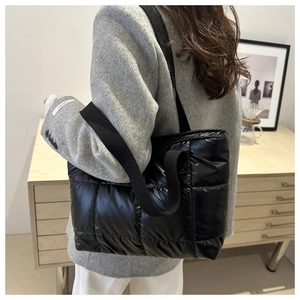 Detail der schwarzen gesteppten Daunentasche mit breiten Trägern in modernem Lifestyle-Stil