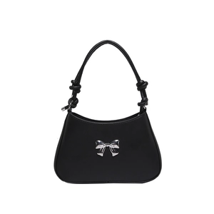 Sac à bandoulière noir minimaliste avec nœud en métal argenté et poignées nouées