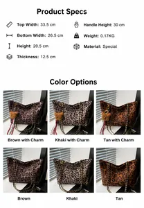 Gedetailleerde maattabel en leopard print draagtassen met metalen kettingriemen