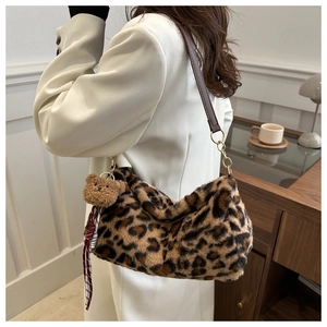 Sac fourre-tout en peluche léopard avec bandoulière marron et breloque ours