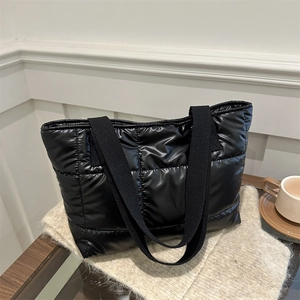 Sac fourre-tout matelassé noir tendance avec texture rembourrée et large bandoulière réglable