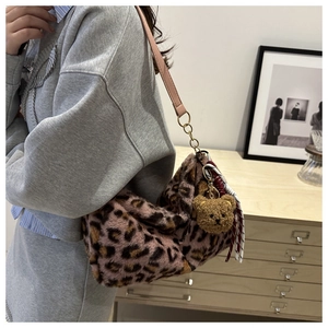 Détail du sac cabas en peluche léopard avec bandoulière rose et porte-clé petit ours