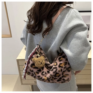 Détail du sac cabas en peluche léopard rose avec breloque ours et cordon tressé