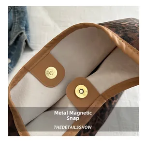 Détail du fermoir magnétique doré de haute qualité sur un sac cabas à motif léopard