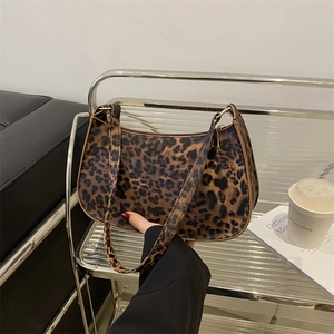 Fashionable leopard print shoulder bag in PU leather with gold zipper for women