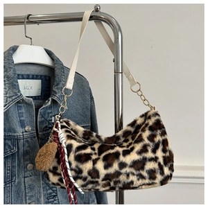 Détail du sac cabas en fausse fourrure léopard avec chaîne dorée et pompon déco