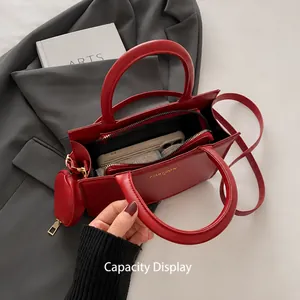 Vista della capacità della borsa rossa che mostra spazio per telefono, portafoglio e pochette
