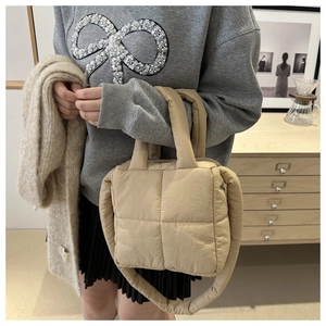 Dettaglio della borsa a tracolla in nylon beige trapuntato con texture a quadri soffici