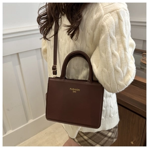Borsa a tracolla squadrata marrone in pelle PU con scritte Fashion Bag dorate