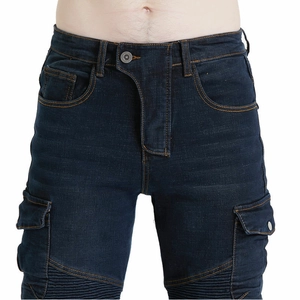 Détails du jean moto avec panneaux plissés et poches cargo en délavage bleu foncé