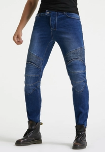 Gedetailleerd zicht op de biker-stijl plooipanelen op de slim fit blauwe motorjeans