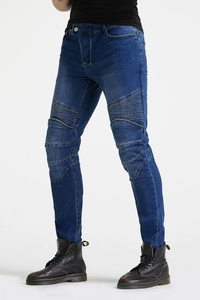Detail van biker jeans met accordeonplooien op de knieën en motorrijstijl voor heren