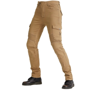 Détail d'un pantalon de moto kaki avec des panneaux extensibles aux genoux