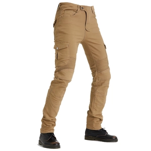 Détails du pantalon moto kaki avec zones extensibles plissées et poches cargo