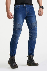 Detail van motorjeans met geribbelde stretchpanelen en distressed kniegedeelten