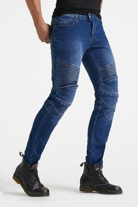 Detail van de motorjeans in bikerstijl met knieplooien en ergonomische naden