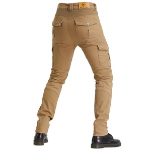 Détail du pantalon cargo moto kaki avec panneaux élastiques aux genoux et étiquette cuir