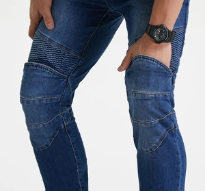 Detail van een slim-fit motorjeans met stretch accordeonpanelen op de knieën
