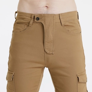 Détail du pantalon cargo de moto avec fermeture à bouton et grandes poches latérales