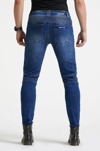 Detail van de geribbelde stretchpanelen op de taille en knieën van de blauwe motorjeans