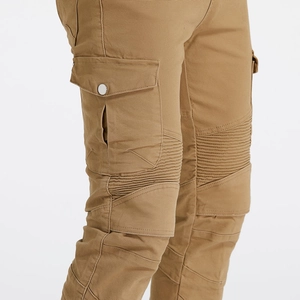 Détail du pantalon moto kaki avec panneaux en accordéon aux genoux et poches cargo