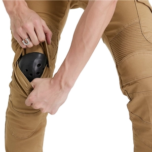 Détail du pantalon moto kaki montrant l'insertion d'une protection de genou noire