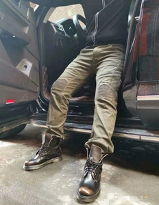 Détail du pantalon de moto vert militaire avec panneaux articulés en accordéon au genou