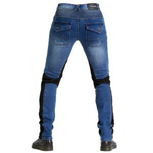 Vista posteriore dei jeans da moto con pannelli elasticizzati flessibili e tessuto protettivo