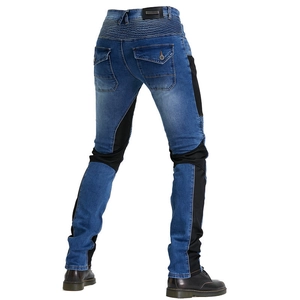 Dettaglio dei jeans da moto con pannelli elasticizzati a fisarmonica e tessuto rinforzato