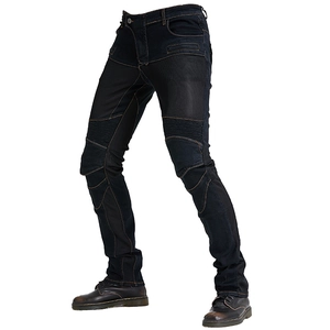 Detail der Motorradjeans mit Stretcheinsätzen und Mesh für bessere Belüftung