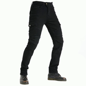Détail d'un jean moto noir avec protections aux genoux et poches cargo tactiques latérales
