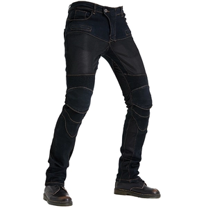 Dettaglio dei jeans da moto con pannelli a rete e inserti elasticizzati a soffietto