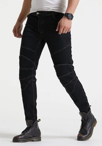 Detail van heren motorjeans met slim fit pasvorm, kniestukken en contrasterende stiksels