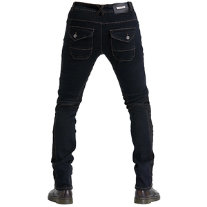 Dettaglio dei jeans da moto con pannelli elasticizzati e tasche con patta sul retro